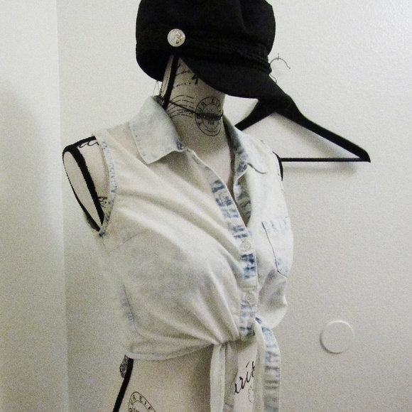 CHARLOTTE RUSSE Crop Tie up Top - Picture 2 of 2